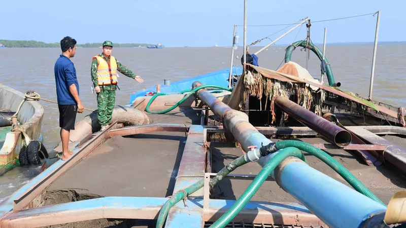Bắt giữ 3 tàu chở cát không rõ nguồn gốc ở Đồng Tháp