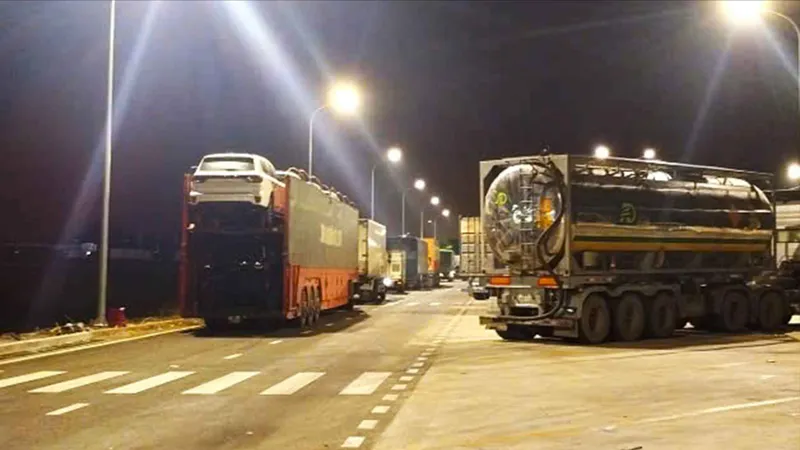 Dừng, đậu xe tùy tiện trên đường cao tốc Vĩnh Hảo - Phan Thiết