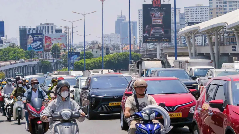 Ùn tắc kéo dài sau va chạm liên hoàn giữa 3 ô tô trên cầu Sài Gòn
