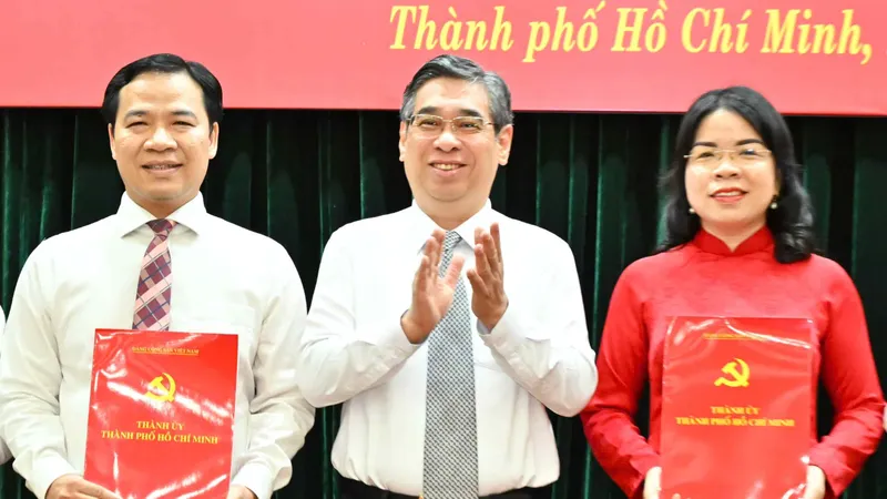 Phó Bí thư Thành ủy, Chủ tịch Ủy ban MTTQ Việt Nam TPHCM Nguyễn Phước Lộc trao quyết định đến đồng chí Nguyễn Thị Ngọc Xuân và đồng chí Nguyễn Minh Nhựt. Ảnh: VIỆT DŨNG