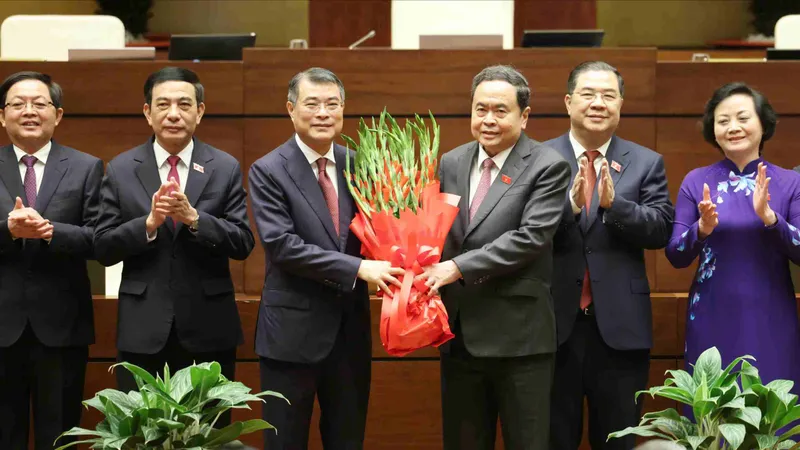 Chủ tịch Quốc hội Trần Thanh Mẫn tặng hoa, chúc mừng Thủ tướng Lê Minh Hưng và các Phó Thủ tướng, Bộ trưởng và thành viên khác của Chính phủ, sáng 8-4. Ảnh: QUANG PHÚC