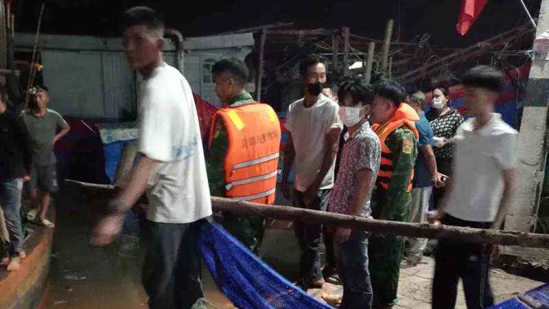 Lực lượng chức năng và người dân đưa thi thể anh T.V.D. vào bờ, bàn giao cho gia đình