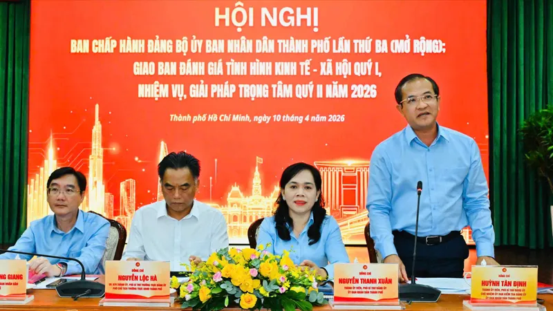 Các đồng chí chủ trì hội nghị. Ảnh: VIỆT DŨNG