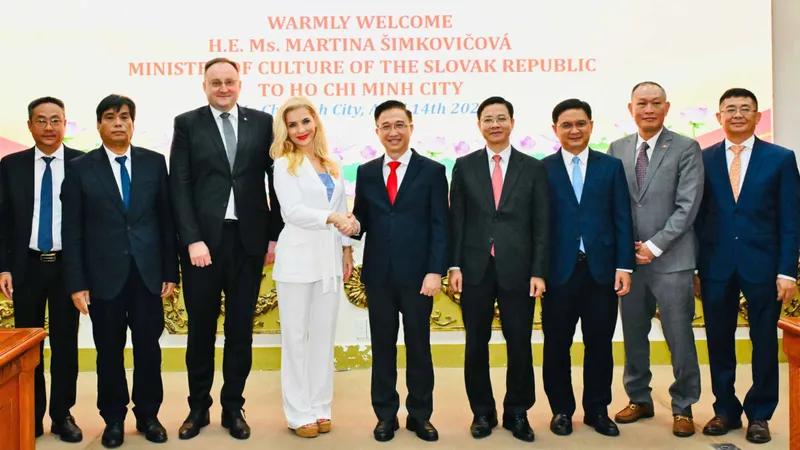 Phó Bí thư Thành ủy TPHCM Đặng Minh Thông tại buổi tiếp Bộ trưởng Bộ Văn hóa Slovakia Martina Šimkovičová. Ảnh: VIỆT DŨNG
