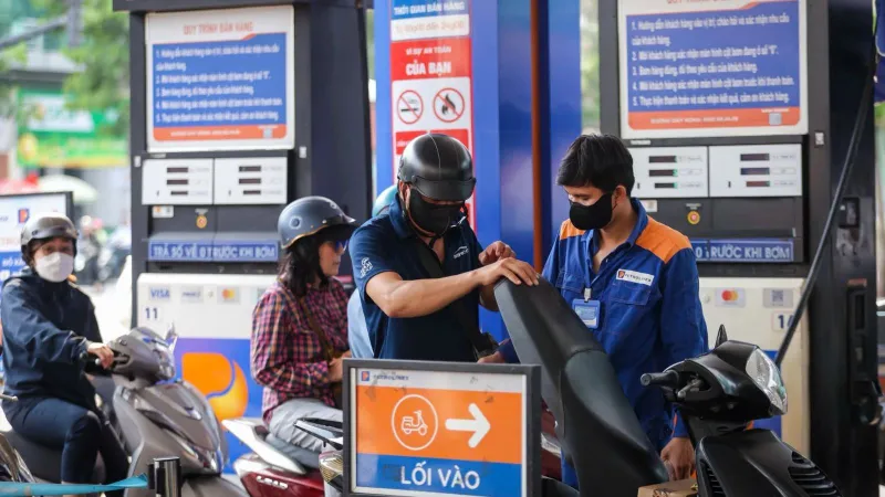 Giá dầu trong nước tiếp tục giảm mạnh