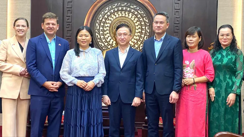 Đồng chí Đặng Minh Thông, Phó Bí thư Thành ủy TPHCM, đã tiếp Đoàn đại biểu Hội đồng Giao lưu Chính trị Australia do bà Sook Yee Lai, Quyền Chủ tịch Hạ viện bang Tây Australia, làm trưởng đoàn. Ảnh : XUÂN HẠNH