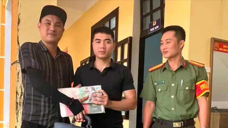 Nhặt túi tiền 350 triệu khi chạy bộ, anh Hoàng Huy Nguyên nhờ Công an tìm và trao trả lại chủ nhân
