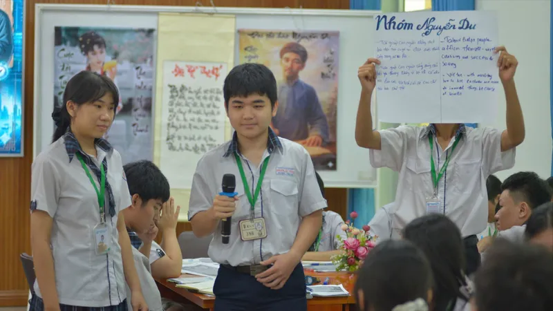 Học sinh Trường THPT Nguyễn Tất Thành trong tiết học "Độc Tiểu Thanh ký"