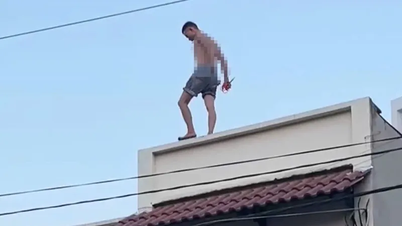 Thanh niên nghi ngáo đá leo lên mái nhà đập phá 