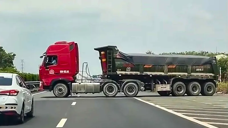 Phạt 35 triệu đồng tài xế quay đầu xe trên đường cao tốc