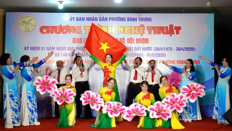 Tiết mục ca múa "Vinh quang Việt Nam". Ảnh: THÚY BÌNH