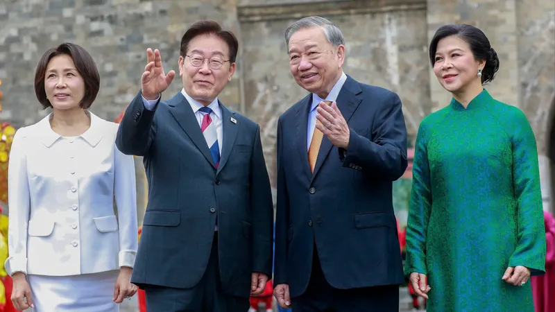 Tổng thống Hàn Quốc Lee Jae Myung và phu nhân kết thúc tốt đẹp chuyến thăm Việt Nam