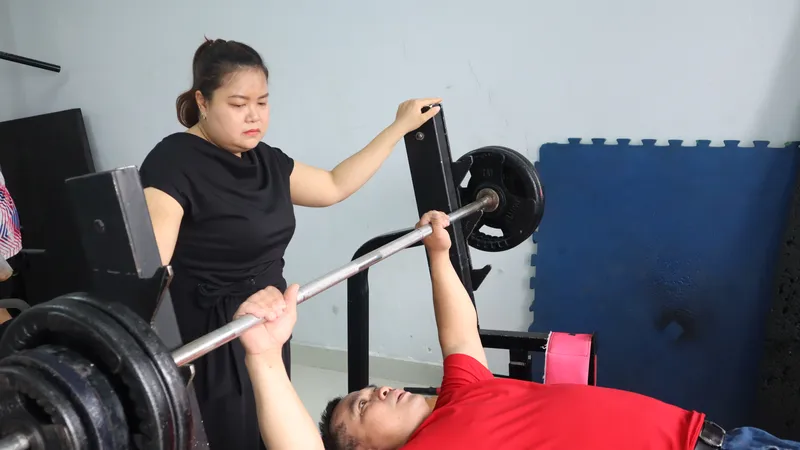 Vận động viên tập luyện môn cử tạ 