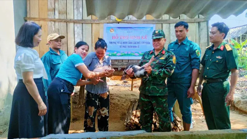 Bộ đội sẻ chia yêu thương với những mảnh đời nghèo khó