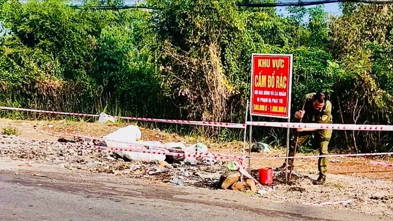 Dọn dẹp sạch sẽ bãi rác trên đường Láng Lớn - Kim Long