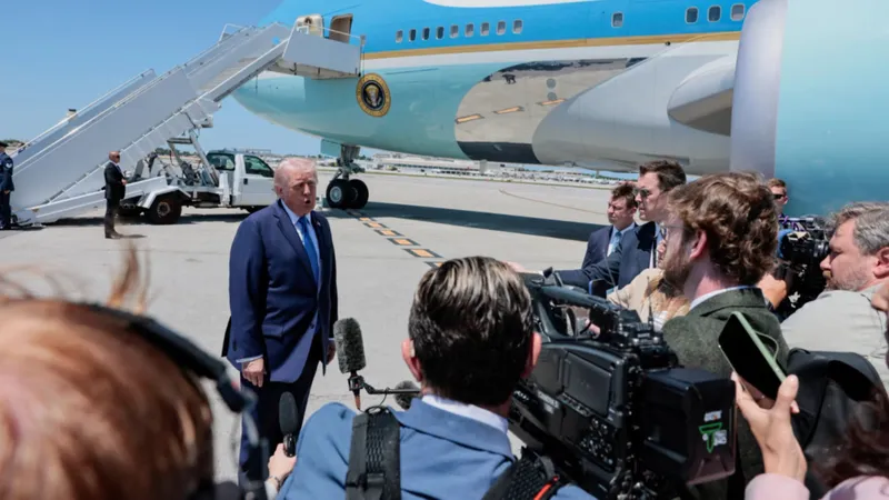 Tổng thống Mỹ Donald Trump trả lời phỏng vấn của truyền thông trước khi rời Sân bay Quốc tế Palm Beach để đến Căn cứ Liên hợp Andrews ở West Palm Beach, Florida, ngày 25-4. Ảnh: IRANINTL.COM