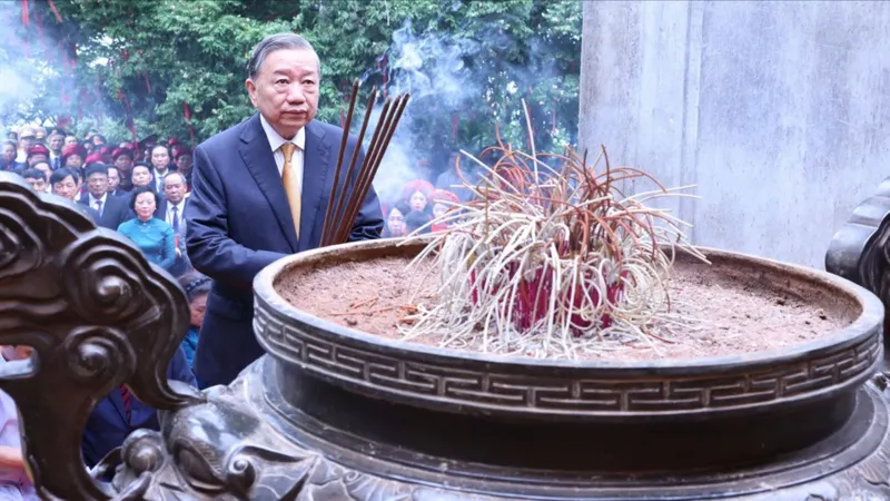 Tổng Bí thư, Chủ tịch nước Tô Lâm dâng hương tưởng niệm các Vua Hùng