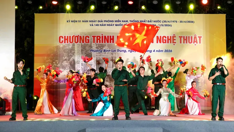 Tiết mục ca múa "Đất nước trọn niềm vui" biểu diễn trong Chương trình nghệ thuật "Thành phố Hồ Chí Minh – Niềm tin ngời sáng" tổ chức tại phường Bình Lợi Trung. Ảnh: THÚY BÌNH