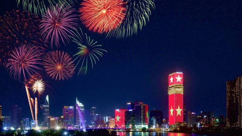 Đông đảo khán giả đến thưởng thức chương trình nghệ thuật đặc biệt "Tình ca đất nước" tại khu vực sân khấu đường đi bộ Nguyễn Huệ (phường Sài Gòn). Ảnh: DŨNG PHƯƠNG