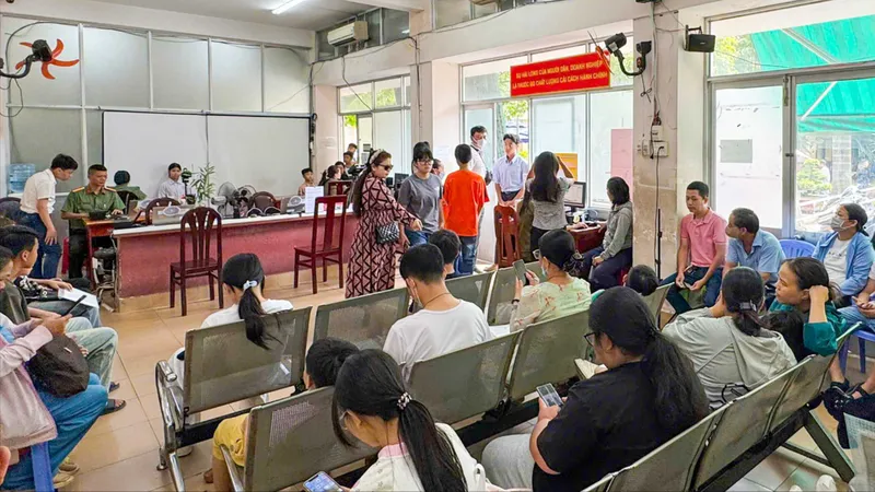 Công an phường Tân Sơn Nhất cấp Thẻ Căn cước cho học sinh xuyên lễ