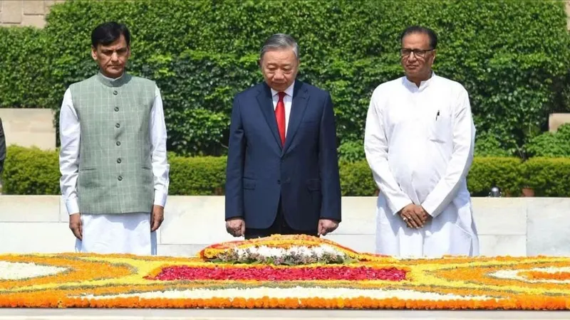 Tổng Bí thư, Chủ tịch nước Tô Lâm đặt vòng hoa tưởng niệm Mahatma Gandhi. Ảnh: UDAY INDIA/BÁO NHÂN DÂN