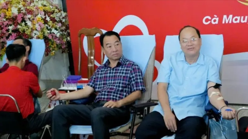 Bí thư Tỉnh ủy Cà Mau Nguyễn Hồ Hải và Chủ tịch UBND tỉnh Cà Mau Lữ Quang Ngời tham gia hiến máu tình nguyện