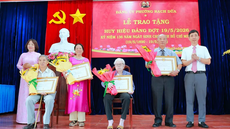 Lãnh đạo phường Rạch Dừa trao Huy hiệu Đảng đến đảng viên cao niên.