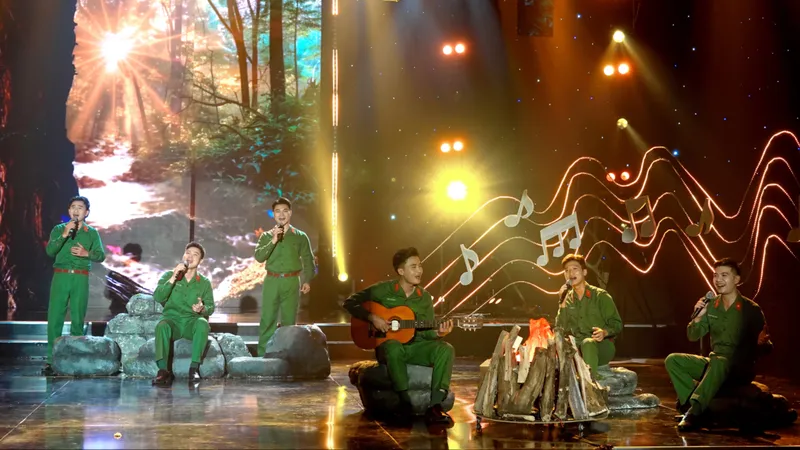 Tốp ca nam Văn công Quân khu 7 biểu diễn bài hát "Cây đàn ghi-ta của đại đội ba". Ảnh: THÚY BÌNH