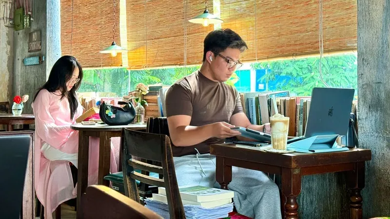 Bạn trẻ tìm đến quán cà phê như một nơi để “trú ẩn” tinh thần