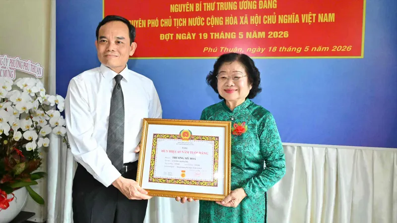 Bí thư Thành ủy TPHCM Trần Lưu Quang trao Huy hiệu Đảng đến đảng viên cao tuổi 