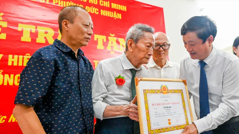 Đồng chí Võ Văn Minh trao Huy hiệu 80 năm tuổi Đảng đến đồng chí Lê Tuấn Hải