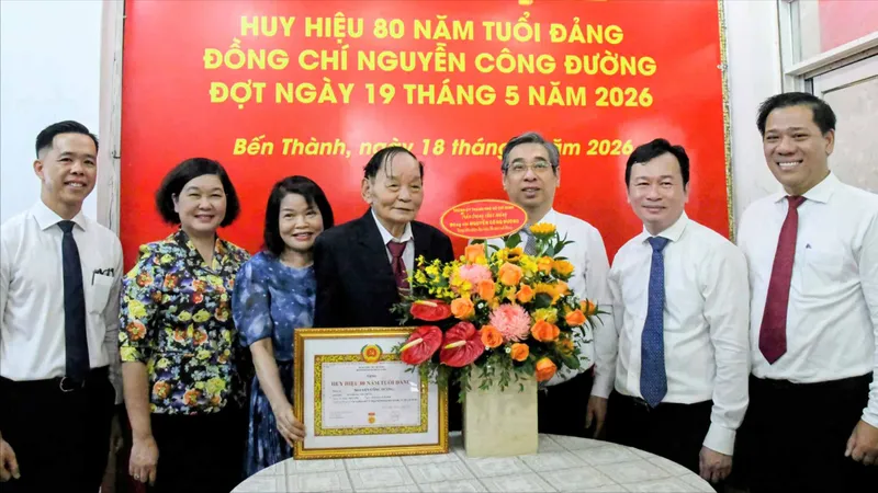 Lãnh đạo TPHCM trao Huy hiệu 80 năm tuổi Đảng đến các đảng viên