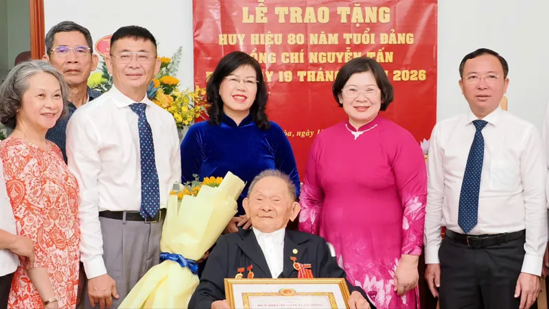 Phó Bí thư Thành ủy TPHCM trao Huy hiệu 80 năm tuổi Đảng đến các đảng viên 