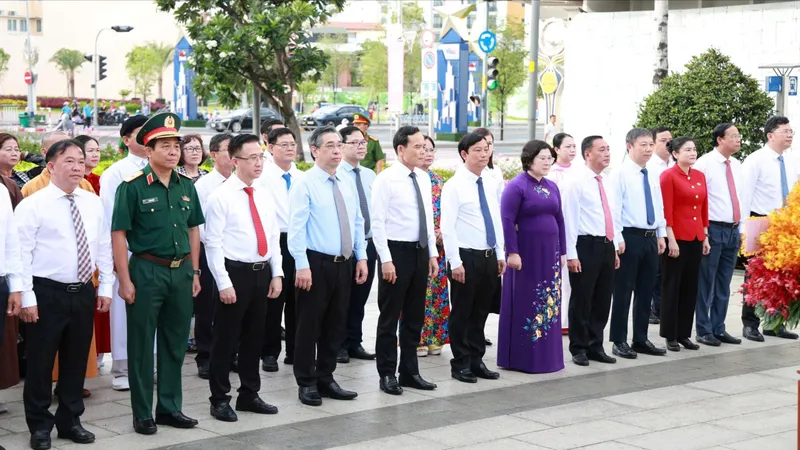 Đoàn đại biểu TPHCM dâng hoa tưởng nhớ Chủ tịch Hồ Chí Minh