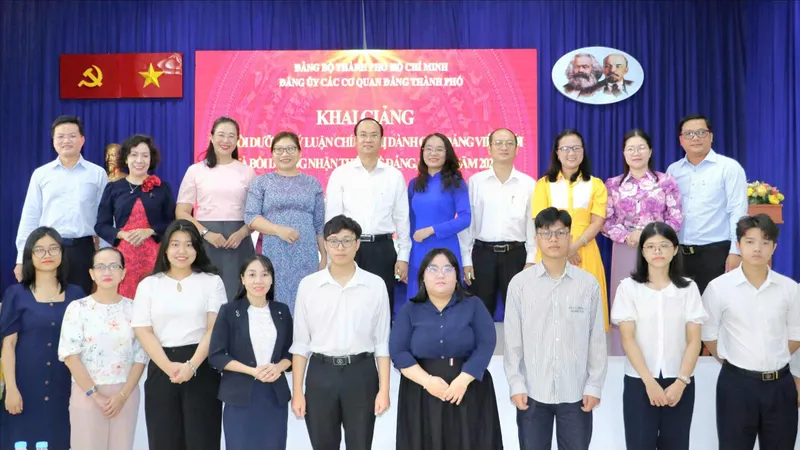 Trang bị kiến thức về Đảng cho gần 260 đảng viên mới và quần chúng ưu tú