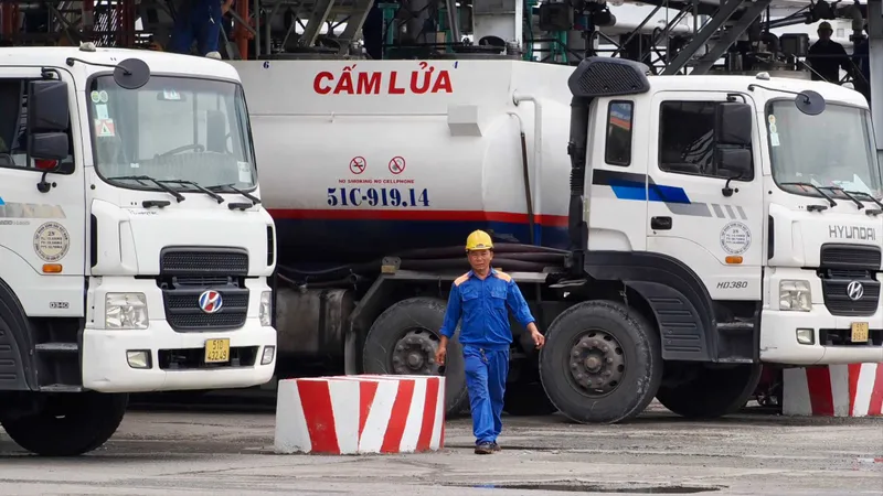 Xử phạt thêm 3 doanh nghiệp đầu mối xăng dầu vi phạm quy định về dự trữ