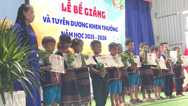 Tặng cây sâm Ngọc Linh cho học sinh giỏi. Ảnh: ĐĂNG CHÍN