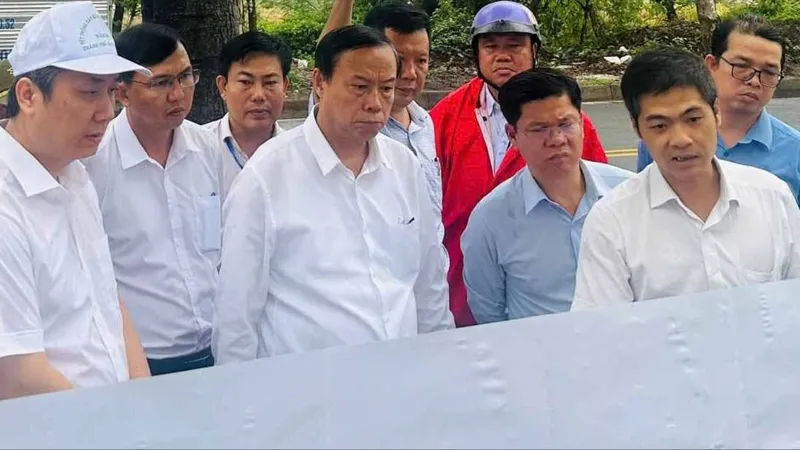 Đồng chí Nguyễn Văn Thọ khảo sát dự án chậm tiến độ