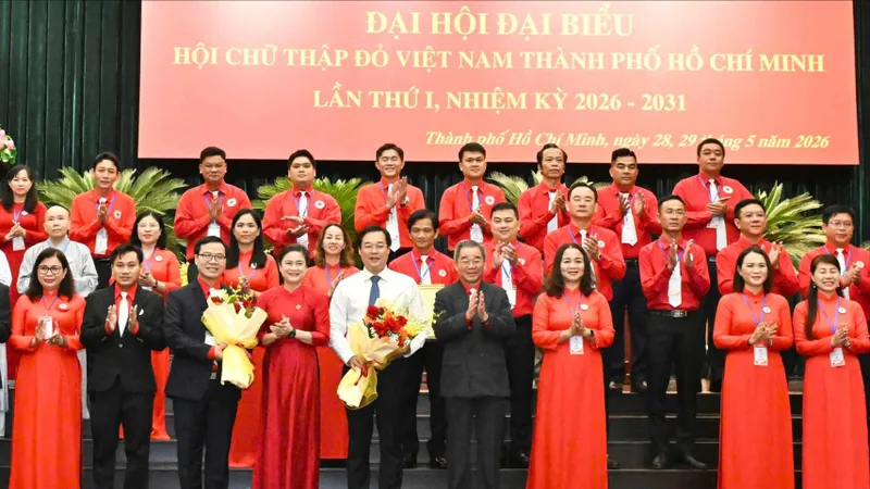 Ra mắt Chủ tịch Danh dự và Ban Chấp hành Hội Chữ thập đỏ Việt Nam TPHCM, nhiệm kỳ 2026-2031. Ảnh: VIỆT DŨNG