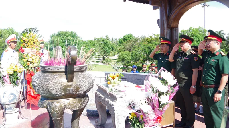 Đoàn sĩ quan Quân đội Lào tưởng nhớ các anh hùng liệt sĩ tại Thành cổ Quảng Trị