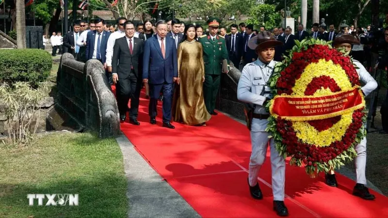Tổng Bí thư, Chủ tịch nước Tô Lâm dâng hoa tại Tượng đài Chủ tịch Hồ Chí Minh ở Philippines