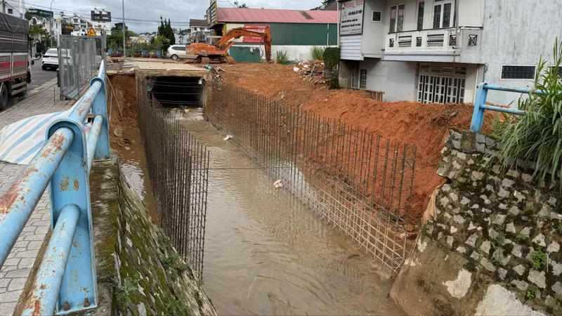 Phá bờ kè, xây dựng đường trái phép trên suối nội đô Đà Lạt