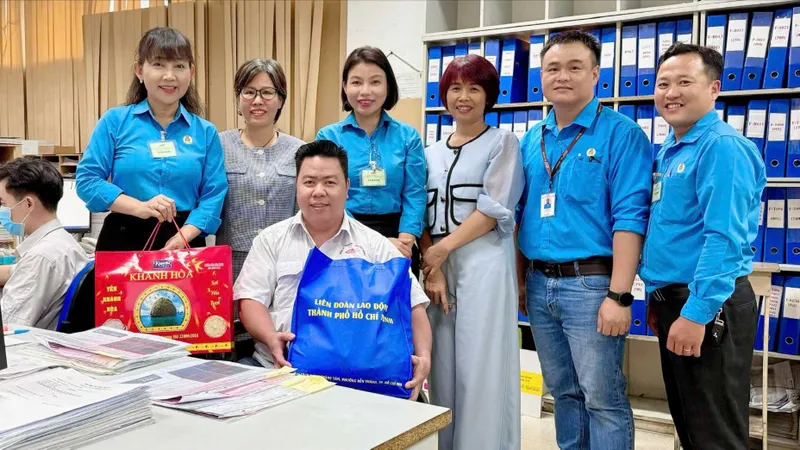Anh Nguyễn Thanh Điền (ngồi) cùng đồng nghiệp tại đơn vị
