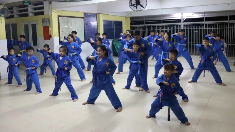 Các thành viên của CLB Vovinam Phan Đăng Lưu trong một buổi tập luyện (ẢNH: THƯ NGUYỄN)