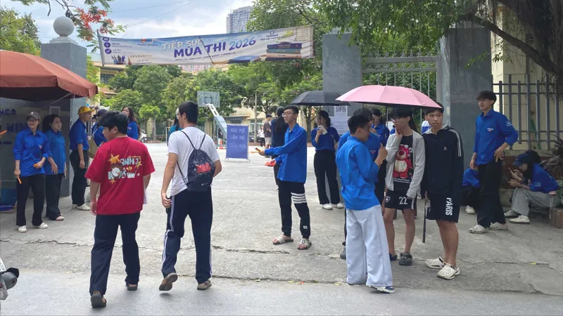 Các thí sinh đến điểm thi tại Trường THCS Trần Đăng Ninh (phường Hà Đông, TP Hà Nội) để làm thủ tục dự thi tốt nghiệp THPT năm 2026, chiều 10-6. Ảnh: PHÚC HẬU