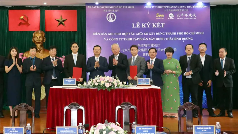 Phó Chủ tịch UBND TPHCM Bùi Xuân Cường cùng các đại biểu tại lễ ký kết. Ảnh: QUỐC HÙNG