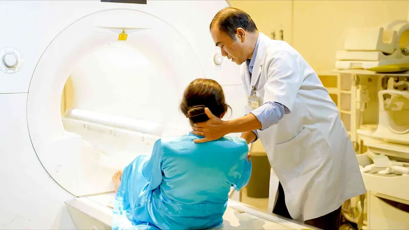 Bác sĩ Bệnh viện Chợ Rẫy hỗ trợ người bệnh chụp MRI (ẢNH: THÀNH AN)