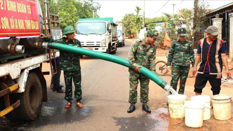 Cán bộ, chiến sĩ Đoàn Kinh tế - Quốc phòng 72 (Binh đoàn 15) chở nước sinh hoạt miễn phí đến người dân làng Sơn, xã Ia Nan trong mùa khô (ẢNH: HPH)