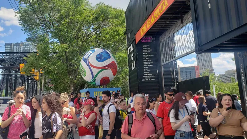 Khu Fan Fest luôn sôi động tại thành phố Toronto, Cannada (ẢNH: NVCC)