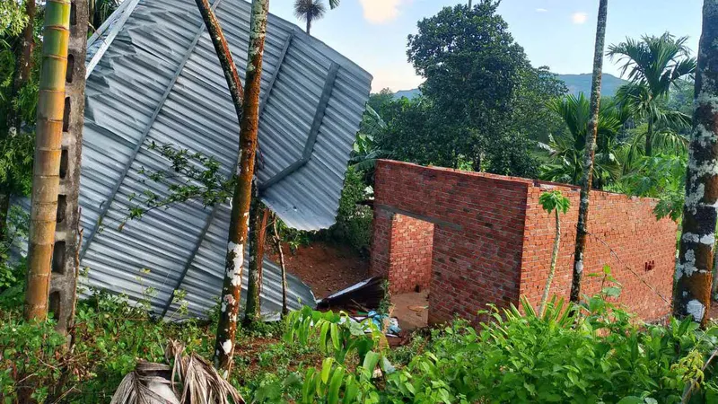 Khắc phục hậu quả lốc xoáy làm hơn 70 nhà dân tốc mái ở Quảng Ngãi